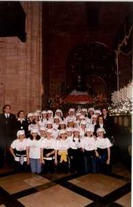 Cuadrilla de costaleras del año 2000 en su primera salida procesional