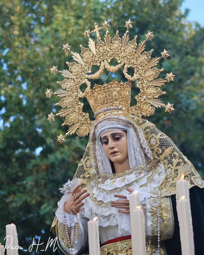 Rosario vespertino de la Virgen de la Esperanza en el año 2021. Fotografía de Paco H. M.