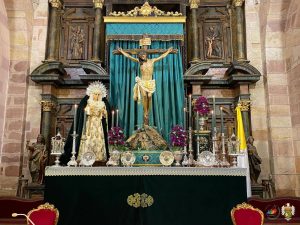 Lee más sobre el artículo Altar Efímero para el Triduo del Santísimo Cristo de la Providencia: Un Calvario de Esperanza en el Año Jubilar